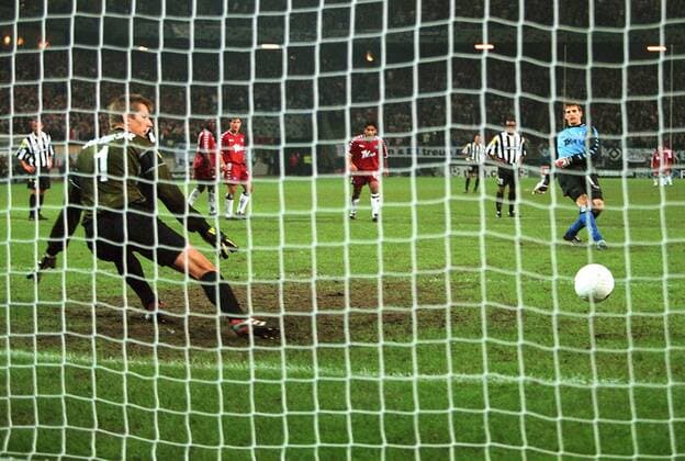 Torhüter Hans-Jörg Butt (HSV, re.) läßt seinem Kollegen Edwin van der Sar (Juve) beim Elfmeter keine Chance Fußball EC 1 Herren Champions League 2000 2001, Gruppe E, Gruppenspiel, Hamburger SV - Juventus Turin (Italien) 4:4 Totale Volksparkstadion Hamburg