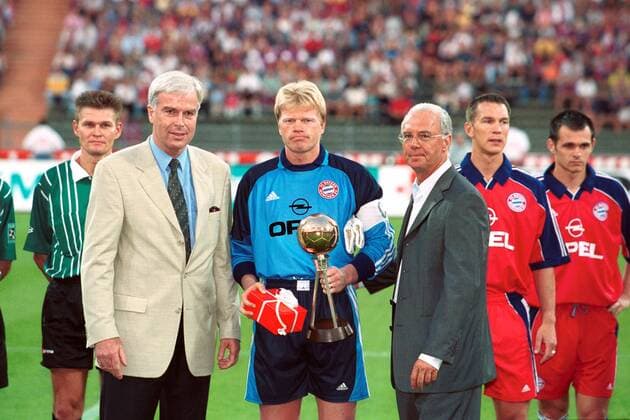 Torwart Oliver Kahn (Mitte, Bayern) bei der Ehrung zum Fußballer des Jahres, ihm zur Seite stehen Franz Beckenbauer (Präsident Bayern, re.) und kicker-Chefredakteur Rainer Holzschuh (li.) Fußball 1. BL Herren Saison 2000 2001, FC Bayern München Gruppe Olympiastadion München