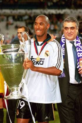 Nicolas Anelka präsentiert die Champions-League-Trophäe, daneben Präsident Lorenzo Sanz (beide Real) Fußball EC 1 Herren Champions League 1999 2000, Finale, Real Madrid (Spanien), Endspiel Gruppe Stade de France Paris St. Denis Freude,  