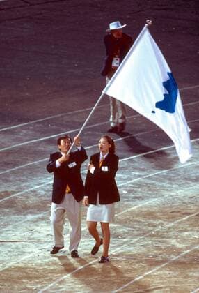 Die Fahnenträger der vereinten koreanischen Delegation aus Nordkorea und Südkorea beim Einmarsch ins Stadium Australia OS Sommer Damen Olympische Sommerspiele 2000, Spiele, Olympia, Olympiade, Eröffnung, Eröffnungsfeier, Fest Gruppe Stadium Australia Sydney Harmonie, Kameradschaft