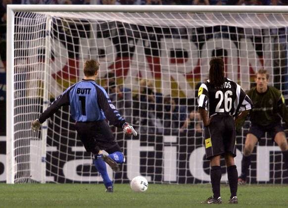 Torwart Hans-Jörg Butt (HSV) beim Elfmeter, rechts daneben Davids (Juve) Fußball EC 1 Herren Champions League 2000 2001, Gruppenspiel, Hamburger SV - Juventus Turin (Italien) 4:4 Gruppe Volksparkstadion Hamburg Dynamik,