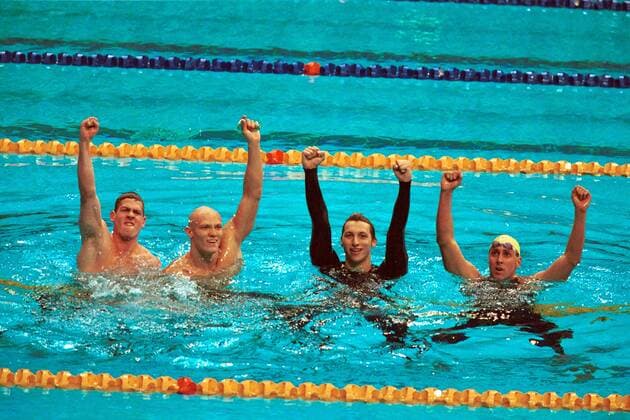 V. li.: Todd Pearson, Michael Klim, Ian Thorpe, William Kirby (alle Australien) jubeln nach ihrem Staffelsieg Schwimmen OS Sommer Herren Olympische Sommerspiele 2000, Spiele, Olympia, Olympiade, Schwimmsport Gruppe Aquatic Centre Sydney Begeisterung, Freude,