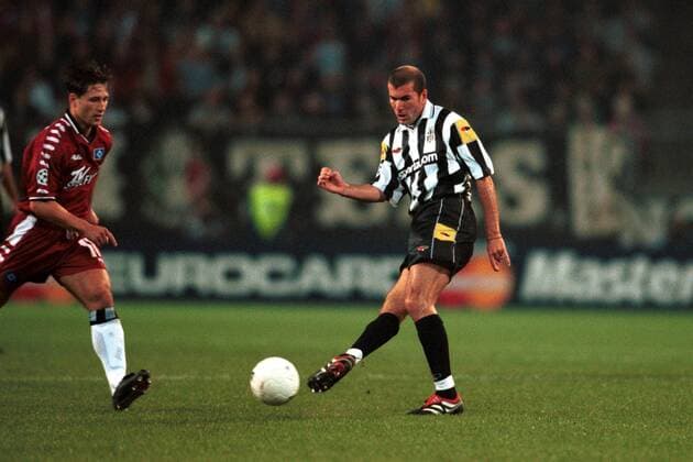 Zinedine Zidane (re., Juve) spielt den Ball ab - Kovac (HSV) kommt zu spät Fußball EC 1 Herren Champions League 2000 2001, Gruppe E, Gruppenspiel, Hamburger SV - Juventus Turin (Italien) 4:4 Gruppe Volksparkstadion Hamburg Dynamik,