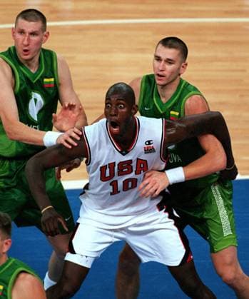 Kevin Garnett (USA, Mitte) sichtlich beeindruckt von der Spielstärke der Litauer Basketball OS Sommer Herren Olympische Sommerspiele 2000, Spiele, Olympia Olympiade, Dreamteam IV, Dream Team Gruppe The Dome Sydney Dynamik,