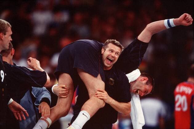 Bogdan Wenta schultert Sven Lakenmacher (beide Deutschland) Handball OS Sommer Herren Olympische Sommerspiele 2000, Spiele, Olympia, Olympiade, Vneg, quer, Gruppe The Dome and Pavillons Sydney Freude, Begeisterung,