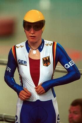 Judith Arndt (Deutschland) macht sich fertig Radsport OS Sommer Damen Olympische Sommerspiele 2000, Spiele, Olympia, Olympiade, Rad, Bahn, Bahnrad, Radrennsport Einzelbild Dunc Gray Velodrome, Bankstown Sydney