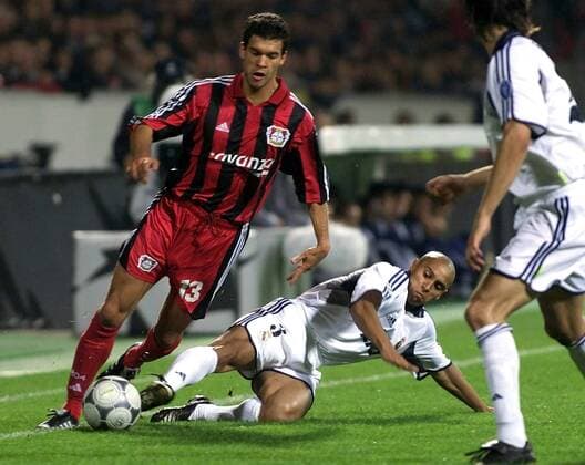 Michael Ballack (Leverkusen, li.) im Duell mit Roberto Carlos (Real Madrid) Fußball EC 1 Herren Champions League 2000 2001, Bayer 04 Leverkusen - Real Madrid (Spanien) 2:3 Gruppe BayArena Leverkusen Dynamik, Kampf,