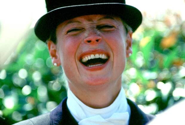 Isabell Werth (Deutschland) gut gelaunt Pferdesport OS Sommer Damen Olympische Sommerspiele 2000, Spiele, Olympia, Olympiade, Reiten, Reitsport, Dressur, Dressurreiten Porträt Sydney Equestrian Centre Sydney Freude, Komik