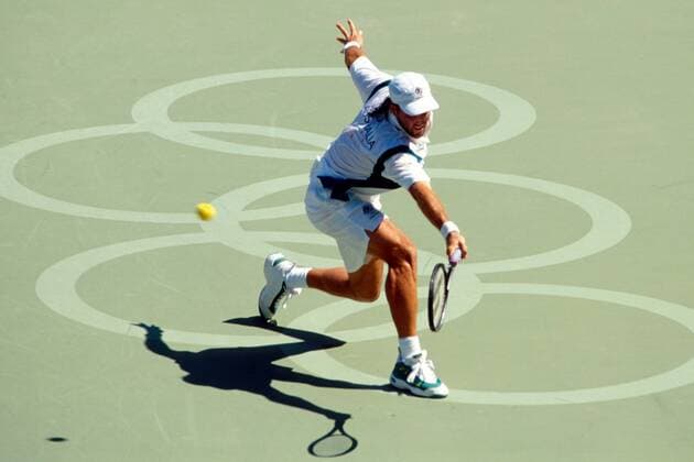 Patrick Rafter (Australien) mit einer Rückhand über den olympischen Ringen Tennis OS Sommer Herren Olympische Sommerspiele 2000, Olympia, Spiele, Olympiade, Hartplatz, Hardcourt, Hartplatztennis, Pat Einzelbild NSW Tennis Centre Sydney