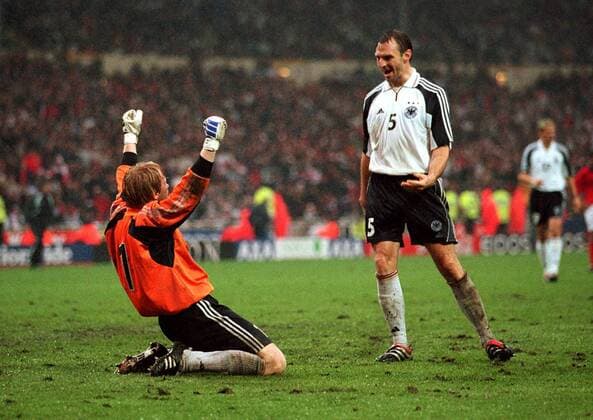 Torhüter Oliver Kahn (li.) reißt vor den Augen von Jens Nowotny (beide Deutschland) jubelnd die Fäuste hoch Fußball Länderspiel Herren WM-Qualifikation 2000, Weltmeisterschaftsqualifikation, Nationalmannschaft, Nationalteam Gruppe Wembley Stadium London Freude, Begeisterung