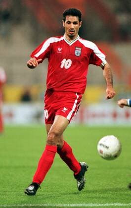 Ali Daei (Iran) fixiert den Ball Fußball Länderspiel Herren Testspiel 2000, Test, Bochum - Iran 0:2, Nationalmannschaft, Nationalteam, Nationaltrikot Einzelbild Ruhrstadion Bochum Dynamik,