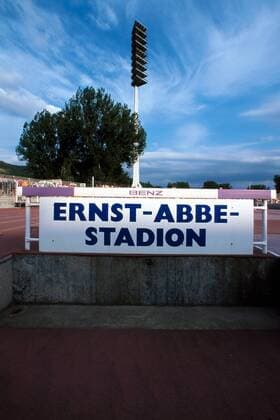 Wassergraben im Ernst-Abbe-Stadion Leichtathletik 2. BL Herren Saison 1999 2000, DFB-Liga Pokal, Cup, Ligacup, Ligapokal, Carl Zeiss Jena Einzelbild Ernst-Abbé-Sportfeld Jena