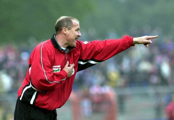 Fußball, Trainerhistorie, Rot-Weiß Oberhausen Trainer Gerhard Kleppinger (Oberhausen) gibt die Richtung an Fußball 2. BL Herren Saison 2000 2001, Rot Weiß Oberhausen, RW, RWO Einzelbild Niederrheinstadion Oberhausen