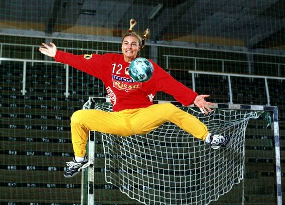 Torfrau Christine Lindemann (Deutschland) - Flugeinlage fürs Shooting Handball Damen Nationalmannschaft 2000, Nationalteam, Nationaltrikot, Fotoshooting, Shooting, Fototermin Einzelbild Flensburg Dynamik, Abwehr, Höhe,