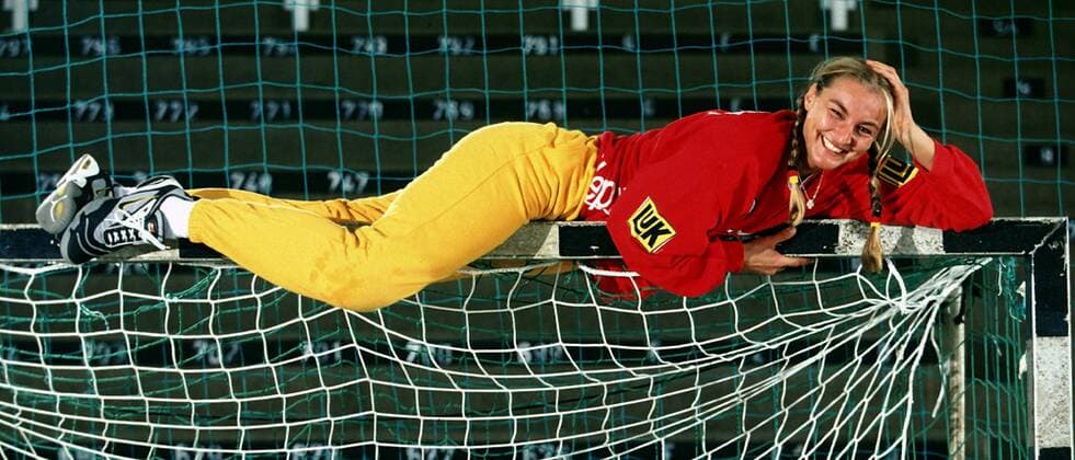 Torfrau Christine Lindemann (Deutschland) liegt auf dem Handballtor Handball Damen Nationalmannschaft 2000, Nationalteam, Nationaltrikot, Fotoshooting, Shooting, Fototermin Einzelbild Flensburg Freude,