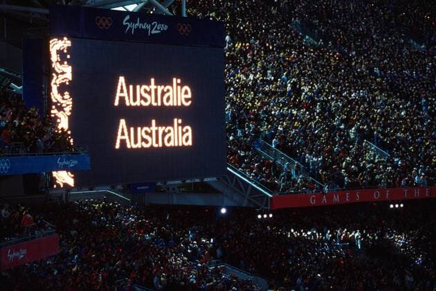 Eröffnungsfeier der Olympiade in Sydney - die Stadionanzeige kündigt den Einmarsch der australischen Delegation an OS Sommer Herren Olympische Sommerspiele 2000, Spiele, Olympia, Olympiade, Eröffnung, Feier, Totale Stadium Australia Sydney