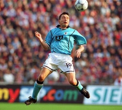 Markus Beierle (1860) beim Kopfball Fußball 1. BL Herren Saison 2000 2001, TSV 1860 München, Vneg Einzelbild Olympiastadion München Dynamik,