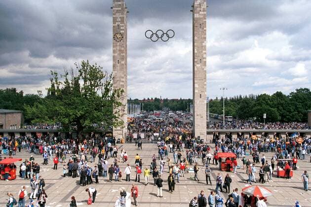 Am Haupttor strömen Hertha und Borussen-Fans ins Olympiastadion Fußball 1. BL Herren Saison 1999 2000, Hertha BSC Berlin - Borussia Dortmund 0:3, Fanmassen, Zuschauermassen Totale Olympiastadion Berlin Masse, Weite