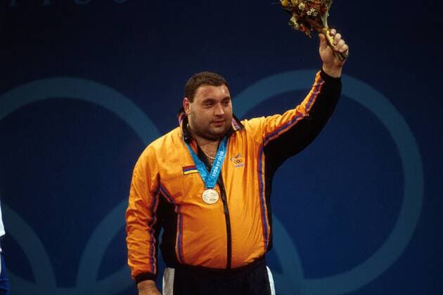 Ashot Danielyan (Armenien) während der Siegerehrung Gewichtheben OS Sommer Herren Olympische Sommerspiele 2000, Olympia, Olympiade, Spiele, Klasse über 105kg, 105 kg, Kilogramm Einzelbild Convention and Exhibition Centre Sydney Glück, Freude,