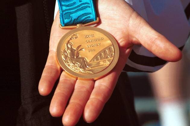 Olympische Goldmedaille auf der Hand von Birgit Fischer (Deutschland) Kanu OS Sommer Damen Olympische Sommerspiele 2000, Spiele, Olympia, Olympiade, Kajak, K4, Vierer, 4er, 4 er, Viererkajak Einzelbild Regatta Centre Sydney