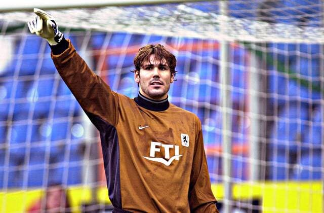 Torhüter Simon Jentzsch (1860) dirigiert seine Vorderleute Fußball 1. BL Herren Saison 2000 2001, TSV 1860 München, Vdig Einzelbild Ruhrstadion Bochum