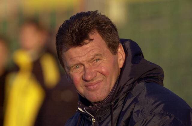 Trainer Konrad Weise (Zwickau) nachdenklich Fußball Herren Oberliga Nordost Staffel Süd 2000 2001, Dresden - FSV Zwickau 4:0, Vdig Porträt Rudolf-Harbig-Stadion Dresden Nachdenklichkeit,