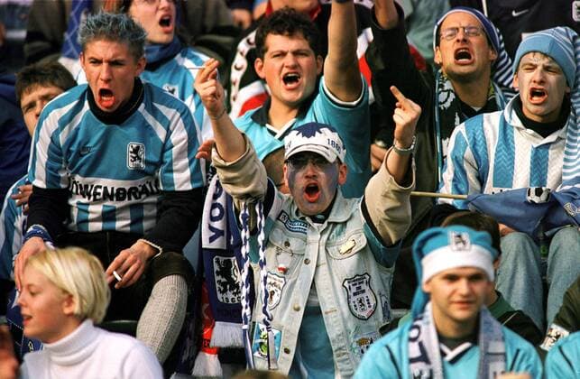 Unzufriedene Löwen-Fans Fußball 1. BL Herren Saison 2000 2001, TSV 1860 München Totale Olympiastadion München Wut, Enttäuschung,