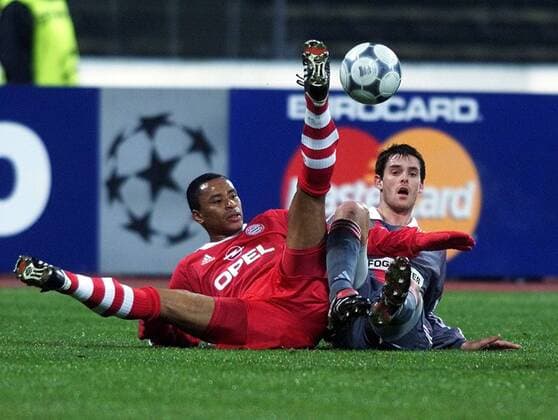 Paulo Sergio (li., Bayern) im Zweikampf mit Patrick Müller (Lyon) Fußball EC 1 Herren Champions League 2000 2001, FC Bayern München - Olympique Lyon (Frankreich) 1:0, Lyonnais Gruppe Olympiastadion München Kampf