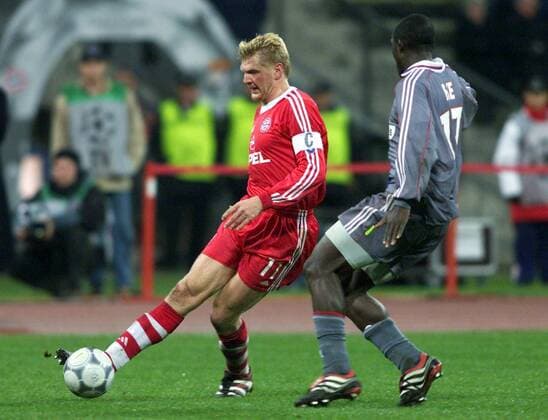 Stefan Effenberg (li., Bayern) und Marc-Vivien Foé (Lyon) im Duell Fußball EC 1 Herren Champions League 2000 2001, FC Bayern München - Olympique Lyon (Frankreich) 1:0, Lyonnais, Vdig Gruppe Olympiastadion München Dynamik,