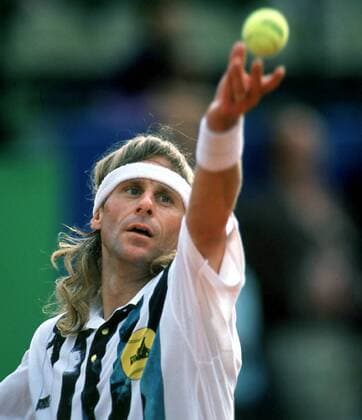 Björn Borg (Schweden) - Aufschlag Tennis Herren ATP-Seniortour 1992, Seniors-Tour, Sand, Sandplatzturnier, Sandplatztennis Einzelbild München Konzentration,