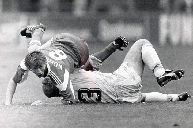 Reiner Wirsching (Nürberg, li.) im Bodenduell mit Michael Klinkert (Gladbach) Fußball 1. BL Herren DFB-Pokal 1989 1990, Pokalspiel, Borussia Mönchengladbach - 1. FC Nürnberg 4:1 Gruppe Bökelbergstadion, Bökelberg Mönchengladbach Dynamik, Kampf,