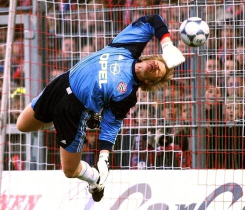 Torhüter Oliver Kahn (Bayern) - Torwartparade Fußball 1. BL Herren Saison 2000 2001: Freiburg - FC Bayern München 1:1 Einzelbild Dreisamstadion Freiburg Dynamik, Abwehr,