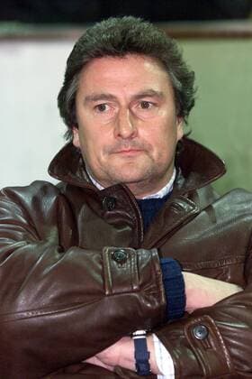 Fußball, Trainerhistorie, Kickers Offenbach Trainer Dieter Müller (Offenbach) bekleidet in Personalunion auch das Präsidentenamt bei den Kickers Fußball Herren Regionalliga Süd 2000 2001, 3. Liga, Offenbacher Kickers, OFC Einzelbild Bieberer Berg Offenbach Skepsis, Nachdenklichkeit,