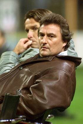 Trainer Dieter Müller (Offenbach) - er ist gleichzeitig Präsident des Vereins Fußball Herren Regionalliga Süd 2000 2001, 3. Liga, Offenbacher Kickers, OFC Einzelbild Bieberer Berg Offenbach Nachdenklichkeit,