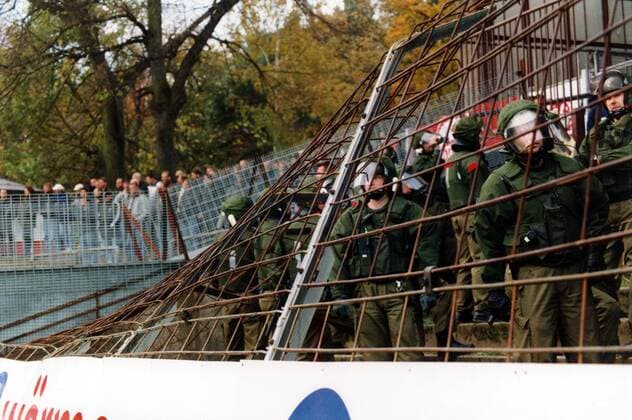 Fußball, Stadiongeschichte Kickers Offenbach Polizeieinsatz im Stadion am Bieberer Berg Fußball Herren Regionalliga Süd 2000 2001, 3. Liga, Offenbacher Kickers, OFC Totale Bieberer Berg Offenbach