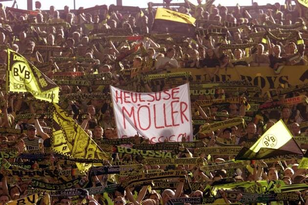 Dortmunder Fans verhöhnen Andreas Möller als Heulsuse Fußball 1. BL Herren Saison 2000 2001: BVB Borussia Dortmund, Beschimpfung, Haß, Hass, hassen, Schal, Totale Westfalenstadion Dortmund