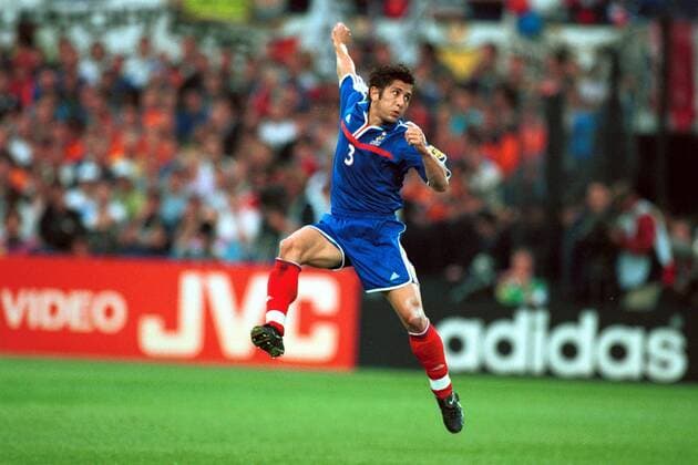 Fußball, EM Finale 2000 in Rotterdam, Frankreich - Italien 2-1 n.V. Bixente Lizarazu (Frankreich) hebt ab Fußball EM Herren Europameisterschaft 2000, Nationalmannschaft, Nationalteam, Nationaltrikot, Länderspiel, Finale Einzelbild De Kuip Rotterdam Dynamik,