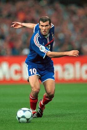 Fußball, EM Finale 2000 in Rotterdam, Frankreich - Italien 2-1 n.V. Zinedine Zidane (Frankreich) am Ball Fußball EM Herren Europameisterschaft 2000, Nationalmannschaft, Nationalteam, Nationaltrikot, Länderspiel, Finale Einzelbild De Kuip Rotterdam Dynamik