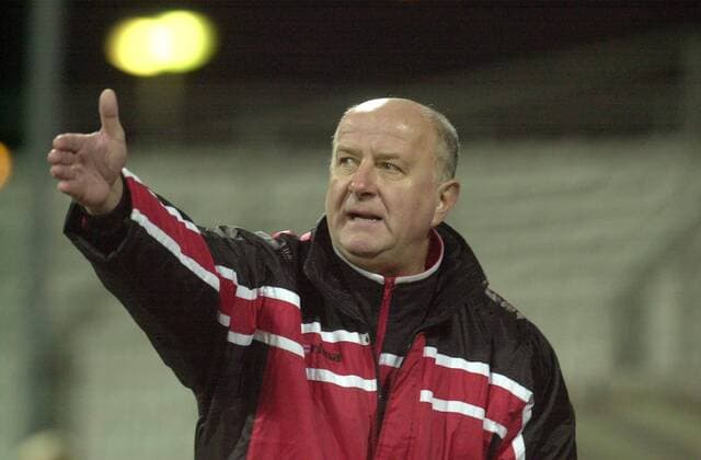 Trainer Hans-Jürgen Kreische (DSC) gibt die Richtung vor Fußball Herren Regionalliga Nord, 3. Liga, Saison 2000 2001, Dresdner SC Einzelbild Rudolf-Harbig-Stadion Dresden