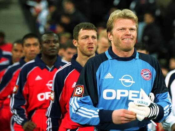 Torwart Oliver Kahn (vorn) mit gewohnter Bissigkeit, dahinter Thomas Linke (beide Bayern) beim Einlaufen Fußball 1. BL Herren Saison 2000 2001: Bayern München Gruppe Olympiastadion München