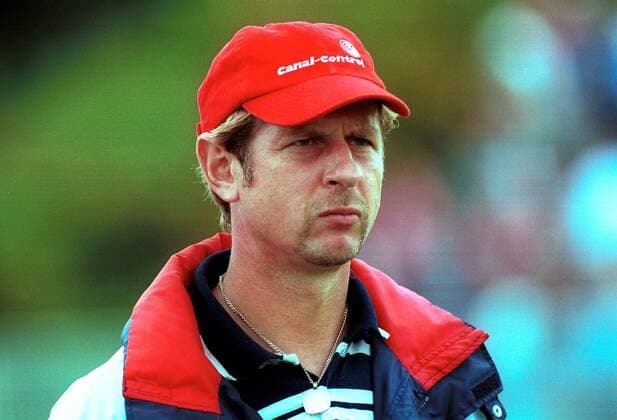 Coach Uwe Erkenbrecher (Lübeck) schaut etwas mißmutig drein Fußball Herren Regionalliga Nord, Saison 2000 2001, 3. Liga : Berlin - VfB Lübeck 1:0 Porträt Alte Försterei, Stadion an der Wuhlheide Berlin Skepsis,