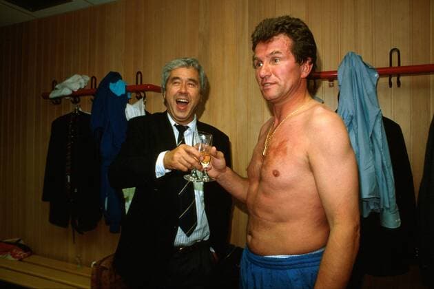 Trainer Jupp Heynckes (re.) und Präsident Dr. Fritz Scherer (beide Bayern) stoßen auf die Deutsche Meisterschaft an Fußball 1. BL Herren Saison 1988 1989, FC Bayern München Gruppe Olympiastadion München Harmonie Freude,