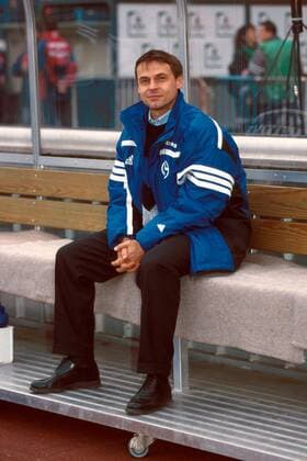 Olaf Thon (Schalke) als Zuschauer auf der Bank Fußball 1. BL Herren Saison 2000 2001, FC Schalke 04 Einzelbild Parkstadion Gelsenkirchen