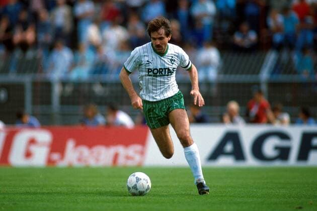 Miroslav Votava (Bremen) am Ball Fußball 1. BL Herren Saison 1987 1988, Leverkusen - Werder Bremen 1:3 Einzelbild Ulrich-Haberland-Stadion Leverkusen Dynamik,