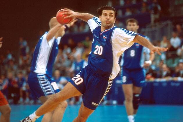 Dragan Skrbic (Jugoslawien) beim Torwurf Handball OS Sommer Herren Olympische Spiele, Sommerspiele 2000, Olympia, Olympiade, Vorrunde, Länderspiel Einzelbild The Dome and Pavilions Sydney Dynamik,