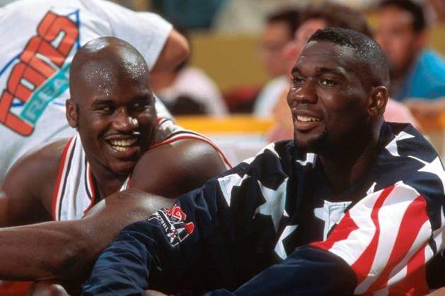 Shaquille O Neal (li.) und Shawn Kemp (beide USA) amüsieren sich auf der Bank Basketball WM Herren Weltmeisterschaft 1994, USA, Länderspiel, Vdia, Gruppe Maple Leaf Garden Toronto Freude,