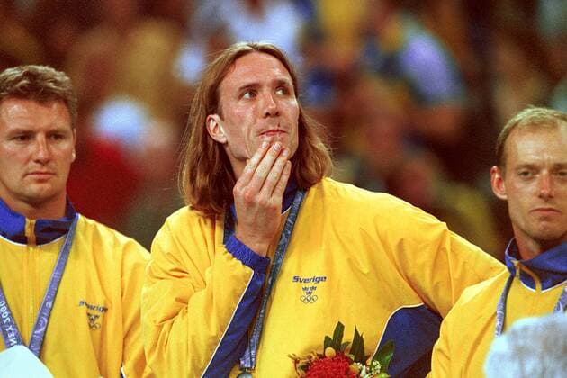 Staffan Olsson (Schweden) enttäuscht und nachdenklich bei der Siegerehrung Handball OS Sommer Herren Olympische Spiele 2000; Sommerspiele, Olympiade, Olympia, Finale, Endspiel, Länderspiel Einzelbild The Dome and Pavillons 3 Sydney Enttäuschung, Nachdenklichkeit, Skepsis