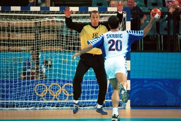 Torwart David Barrufet (Spanien) beim Siebenmeter gegen Dragan Skrbic (Jugoslawien) Handball OS Sommer Herren Olympische Spiele 2000; Sommerspiele, Olympiade, Olympia, Spiel um Platz 3, Länderspiel Gruppe The Dome and Pavillons 3 Sydney
