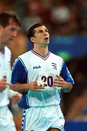 Dragan Skrbic (Jugoslawien) schaut nach oben Handball OS Sommer Herren Olympische Spiele 2000, Sommerspiele, Olympia, Olympiade, Spiel um Platz 3 Einzelbild The Dome and Pavillons Sydney