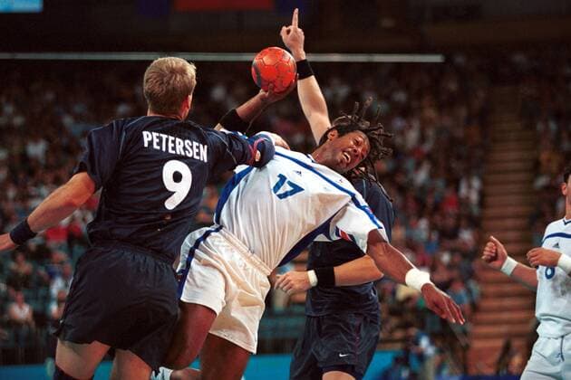 Jackson Richardson (Frankreich) am Ball, attackiert von Klaus-Dieter Petersen (Deutschland) Handball OS Sommer Herren Olympische Spiele, Sommerspiele 2000, Olympia, Olympiade, Spiel um Platz 5 Gruppe The Dome and Pavillons Sydney Dynamik, Kampf